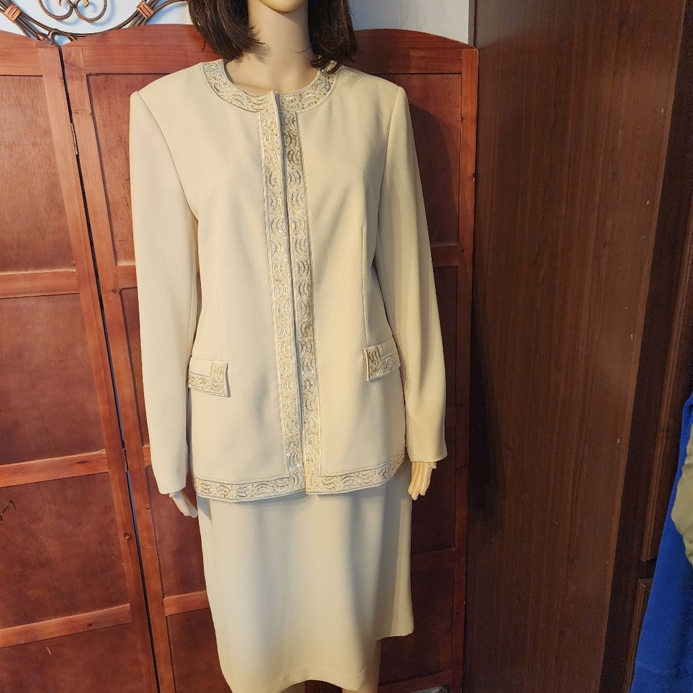 Women's Skirt Suit - Picture 5 of 14